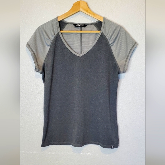 💚5/$25 The North Face Gray V-Neck Women's Fitted Stretchy Top Size Large TNF - Picture 1 of 6